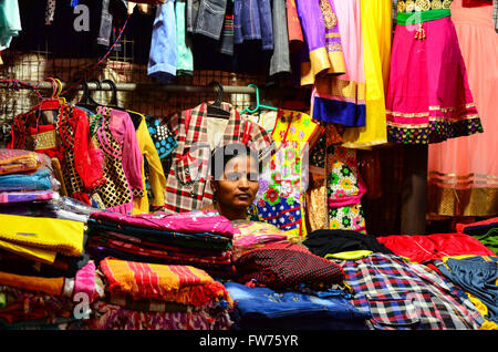 Indische Frau Krämer posiert in ihrem bunten Tuch Shop bei Ponda Markt, Goa, Indien Stockfoto