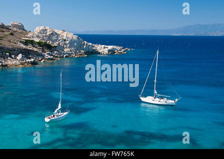 Den wunderbaren Farben des Meeres in Cala Spinosa, eine Bucht von Capo Testa, in der Gallura Stockfoto