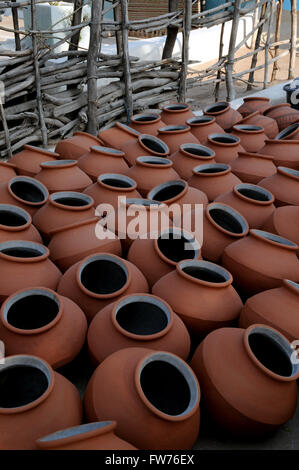 Töpfe zum Verkauf in einer Töpferei in einem kleinen Dorf in der Nähe von Khajuraho, Madhya Pradesh in Nordindien. Stockfoto