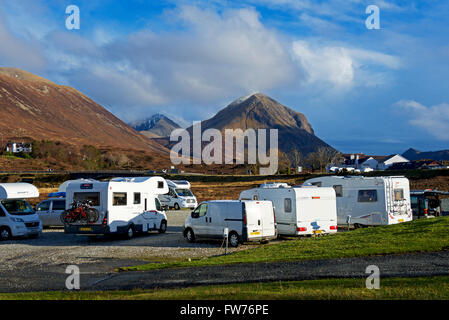 Wohnmobile geparkt im Sligacan Campingplatz, Sligachan, Ilse von Skye, Schottland, Vereinigtes Königreich Stockfoto