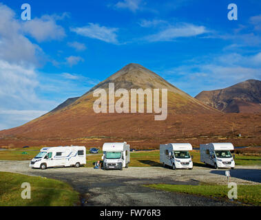 Wohnmobile geparkt im Sligacan Campingplatz, Sligachan, Ilse von Skye, Schottland, Vereinigtes Königreich Stockfoto