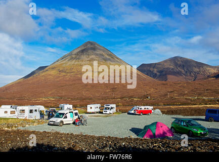 Wohnmobile geparkt im Sligacan Campingplatz, Sligachan, Ilse von Skye, Schottland, Vereinigtes Königreich Stockfoto