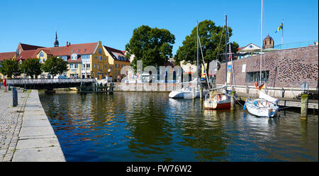 STRALSUND, Deutschland - 13. August 2015: Straßen der Altstadt, Hafen von Stralsund, Mecklenburg-Vorpommern, Deutschland Stockfoto