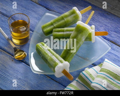Grüner Saft Eis am Stiel Stockfoto