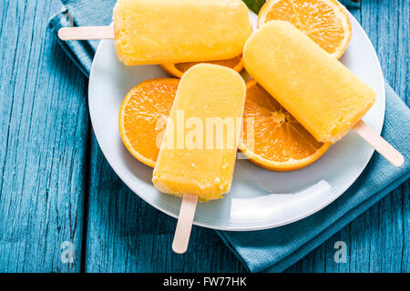 erfrischende Sommer Leckerli, Eis am Stiel mit Natursaft Stockfoto
