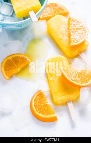 Erfrischende Eis am Stiel, FRUCHTSCHEIBEN und Eiswürfel, gesunden Sommer süß behandeln Stockfoto