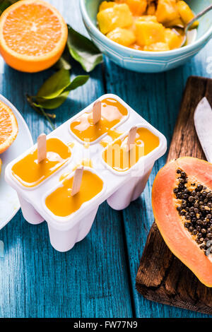 machen Eis am Stiel, gefroren Sorbet für den Sommer zu Hause Stockfoto