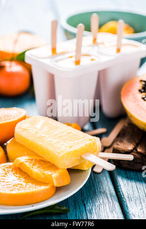 machen Eis am Stiel, gefroren Sorbet für den Sommer zu Hause Stockfoto