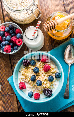 Diät-Konzept, leichtes Frühstück mit Sommerfrüchten, Milch und Honig. Stockfoto