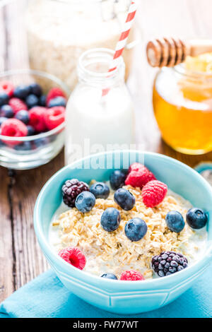 Frisch, leicht und lecker Frühstück mit Sommerfrüchten und frische Milch. Stockfoto