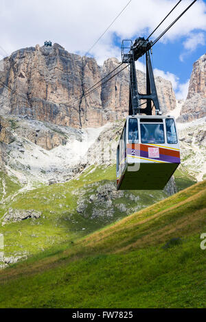 Die Seilbahn Pordoijoch bis zum Gipfel. Stockfoto