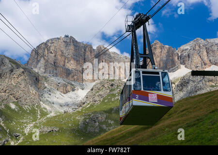 Die Seilbahn Pordoijoch bis zum Gipfel. Stockfoto