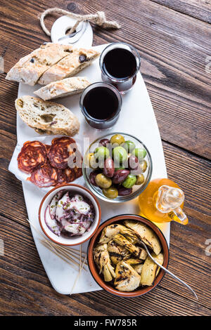 Auf Marmor, Draufsicht auf Holztisch serviert authentische Tapas. Stockfoto