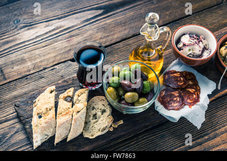 Authentische spanische Tapas auf Holzbrett, tonned Bild von oben Stockfoto