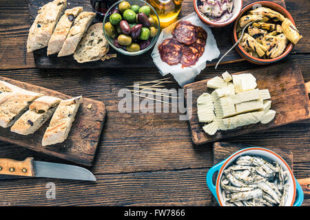 Tapas am Küchentisch, von oben, kopieren Sie Platz für Text oder Rezept. Stockfoto