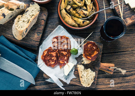 Traditionelle Tapas serviert für teilen mit Freunden im Restaurant oder Bar. Stockfoto