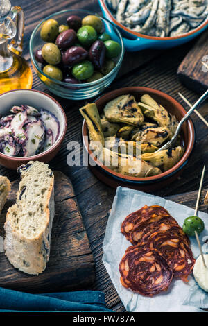 Authentische spanische Tapas mit Freunden im Restaurant oder Bar zu teilen. Ansicht von oben. Stockfoto