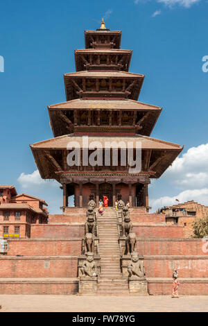 Bhaktapur, Nepal.  Nyatapola-Tempel.  Wächter säumen die Treppe zum Tempel: Rajput Ringer-Wächter Jayamel (links) und Phattu Stockfoto