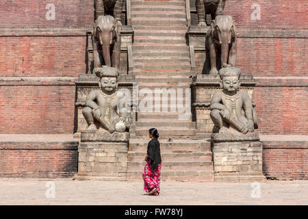 Bhaktapur, Nepal.  Nyatapola-Tempel, Taumadhi Square.  Wächter säumen die Treppe zum Nyatapola-Tempel. Stockfoto