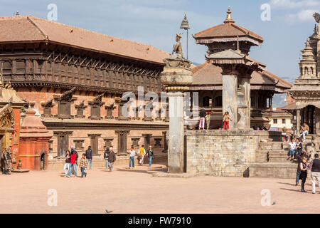 Bhaktapur, Nepal.  Durbar Square, Palast der 55 Fenster links, König Bhupatindra Spalte in Mitte. Stockfoto