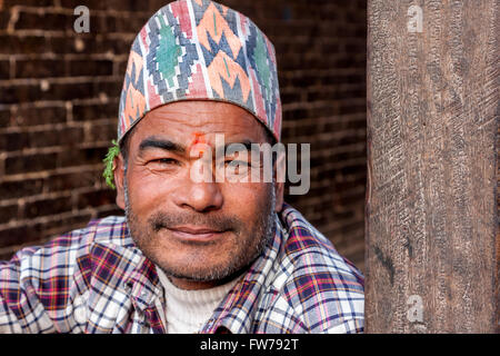 Bhaktapur, Nepal.  Newari Mann mit Bindi, einen traditionellen Hut (Topi). Stockfoto