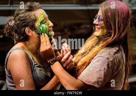 Holi, das Fest der Farben in Kathmandu, Nepal gefeiert Stockfoto