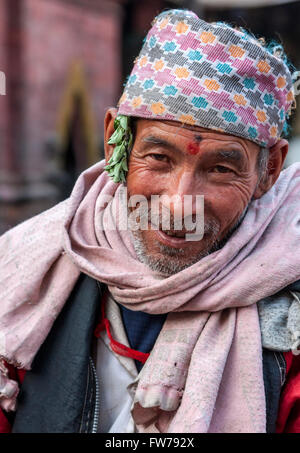 Bhaktapur, Nepal.  Newari Mann mit Bindi, einen traditionellen Hut (Topi). Stockfoto