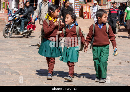 Bhaktapur, Nepal.  Junge Nepali Schüler in Schuluniformen. Stockfoto