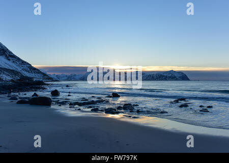 Vikten Strand auf den Lofoten, Norwegen im Winter bei Sonnenuntergang. Stockfoto
