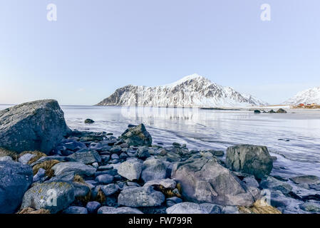 Skagsanden Beach auf den Lofoten, Norwegen im Winter in der Abenddämmerung. Stockfoto