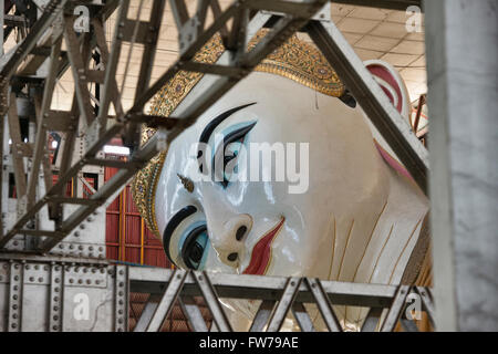 Nahaufnahme von den riesigen liegenden Buddha Chauk Htat Gyi Pagode, Yangon, Myanmar Stockfoto