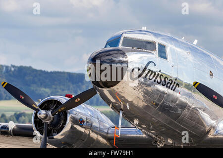 Douglas DC - 3C N431HM in Swissair Markierungen mit seinen hochglanzpolierten natürlichen Metall Rumpf glitzern im Sonnenlicht. Stockfoto