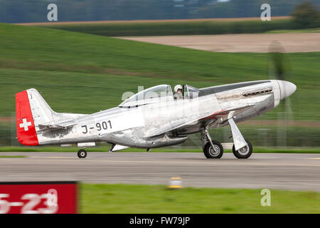 North American Aviation P - 51D Mustang (D-FPSI) des zweiten Weltkriegs Jagdflugzeug in Schweizer Luftwaffe Abzeichen Stockfoto