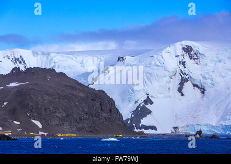 Bergige Landschaft der Admiralty Bay, King George Island, Antarktis. Stockfoto