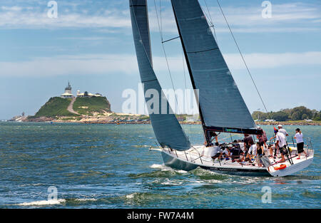 Mitglieder der lokalen Segelclub Rennen ihrer Yacht im Hafen von Newcastle, Australien. Stockfoto