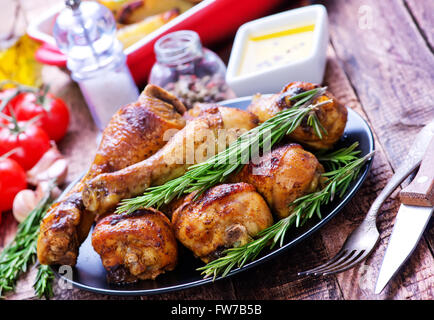 Brathähnchen auf Teller und auf einem Tisch Stockfoto