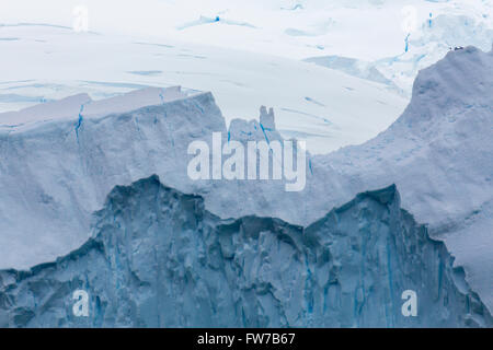 Eine Nahaufnahme von einem Wasser geformten Eisberg in Paradise Bay, Antarktis. Stockfoto