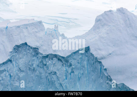 Eine Nahaufnahme von einem Wasser geformten Eisberg in Paradise Bay, Antarktis. Stockfoto