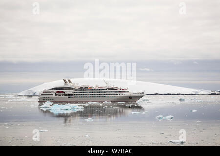 Eine kleine Kreuzfahrt Schiff Le Lyrial in den Neumayer-Kanal der Antarktis. Stockfoto