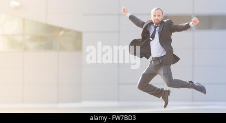 Dynamischen Geschäftsmann springen im Freien in der Stadt Stockfoto