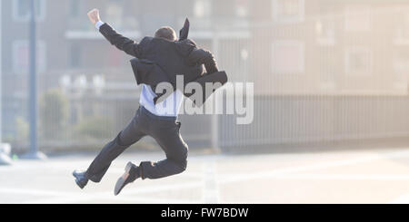 Dynamischen Geschäftsmann springen im Freien in der Stadt Stockfoto