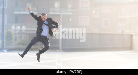 Dynamischen Geschäftsmann springen im Freien in der Stadt Stockfoto