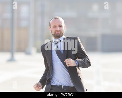 Glücklich Kaufmann laufen im Freien in der Stadt Stockfoto