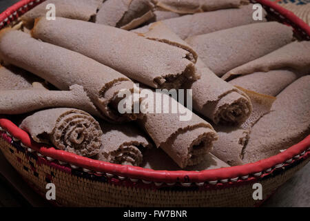 Rolle von Injera-Roll ist ein Sauerteig gestiegen Fladenbrot mit einer einzigartigen, leicht schwammigen Beschaffenheit. Traditionell hergestellt aus Teff-Mehl. Nationalgericht in Äthiopien und Eritrea Stockfoto