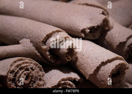 Rolle von Injera-Roll ist ein Sauerteig gestiegen Fladenbrot mit einer einzigartigen, leicht schwammigen Beschaffenheit. Traditionell hergestellt aus Teff-Mehl. Nationalgericht in Äthiopien und Eritrea Stockfoto