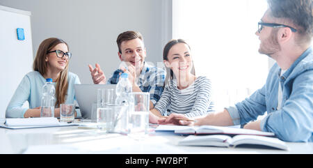 Begeistert junge Mannschaft, die Diskussion über das Projekt Stockfoto