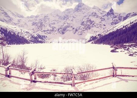 Vintage stilisierte gefrorenen See Morskie Oko in Tatra-Gebirge, die beliebtesten Bergsee in Polen. Stockfoto