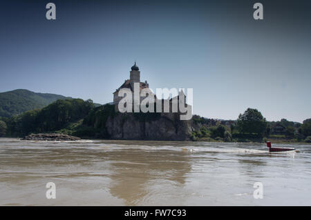 Blick auf das Schloss Schönbühel von der Donau Stockfoto