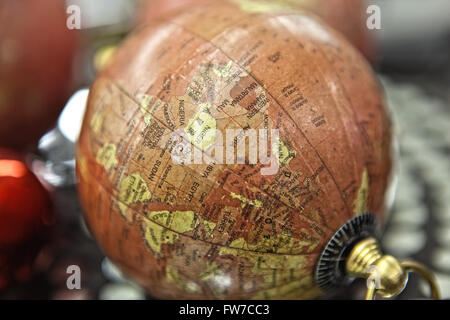 Kleine dekorative antike Welt steht. Stockfoto