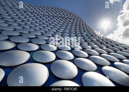 Silberscheiben schmücken das äußere der Selfridges Gebäude in Birmingham Bullring Shopping centre Stockfoto